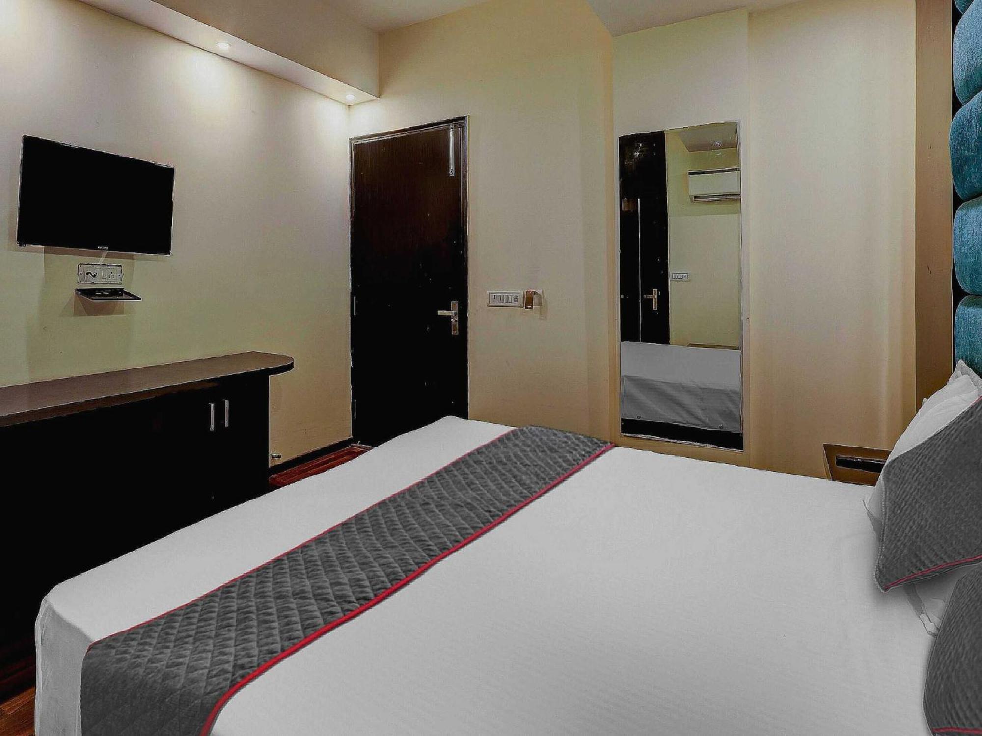 Townhouse Golden King Hotel New Delhi Exterior photo